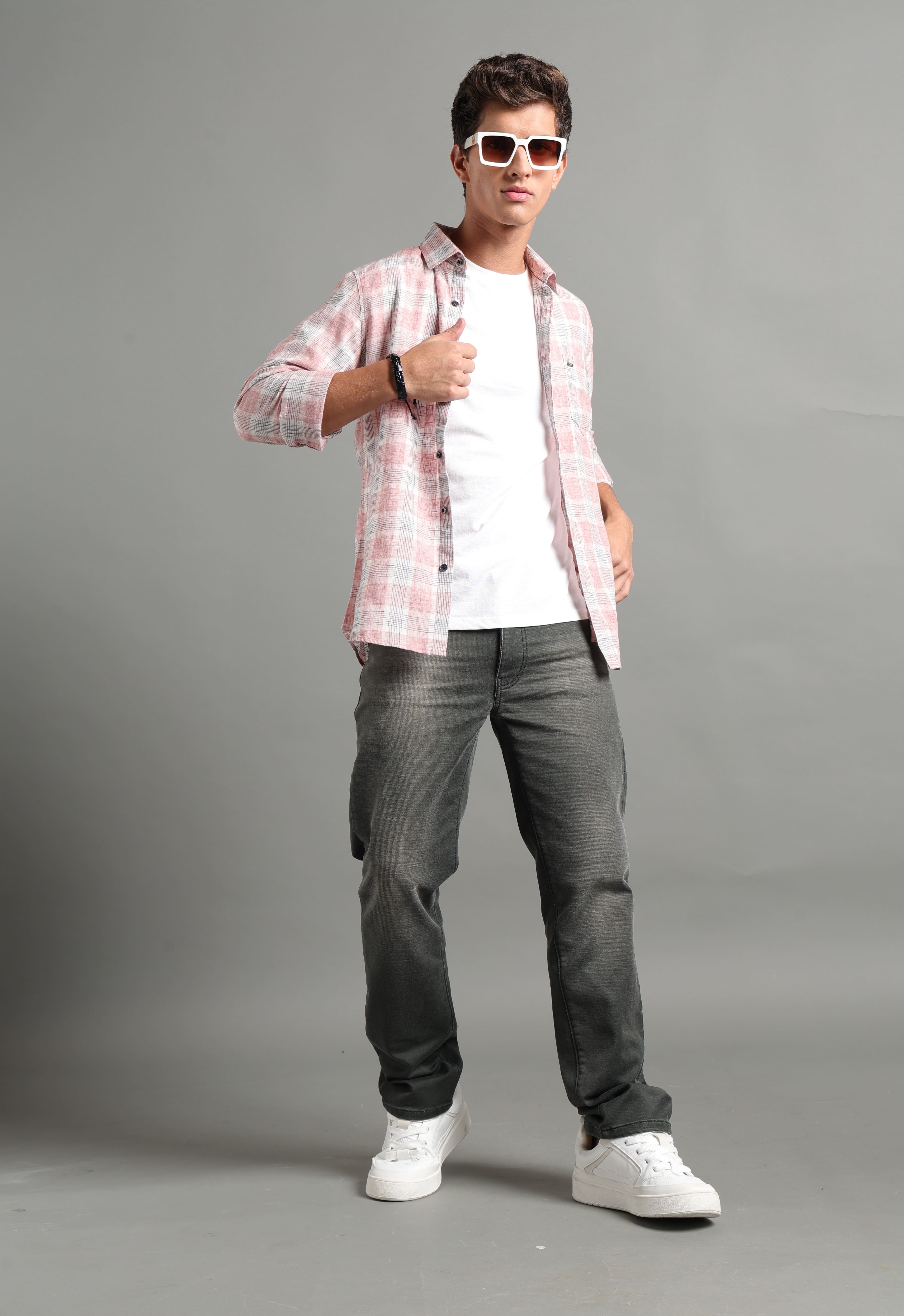 IDENTITI Men Slim Fit Regular Collar Checks Shirt In Pink.