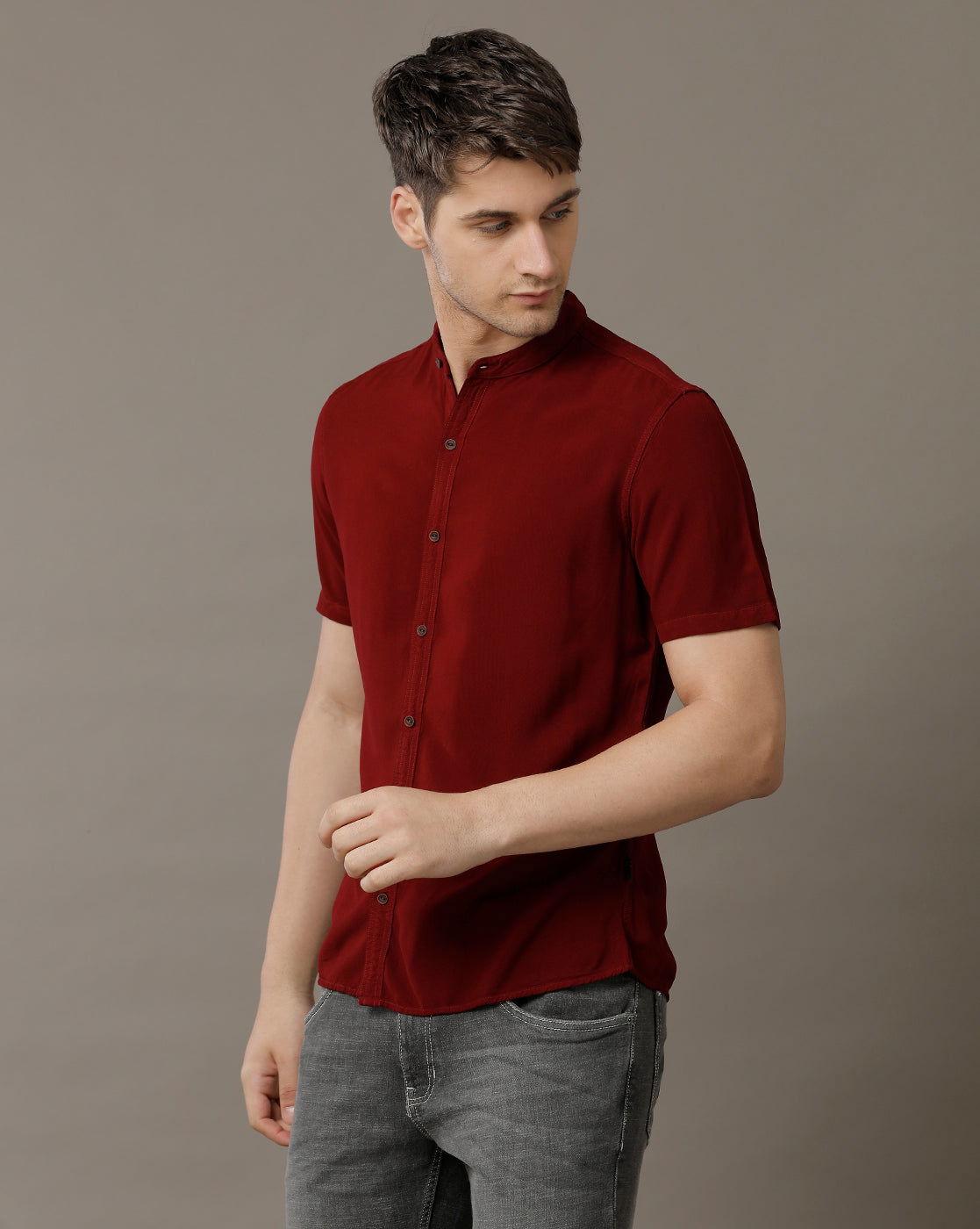 IDENTITI Men Slim Fit Mandarin Collar Solid Shirt In Maroon.