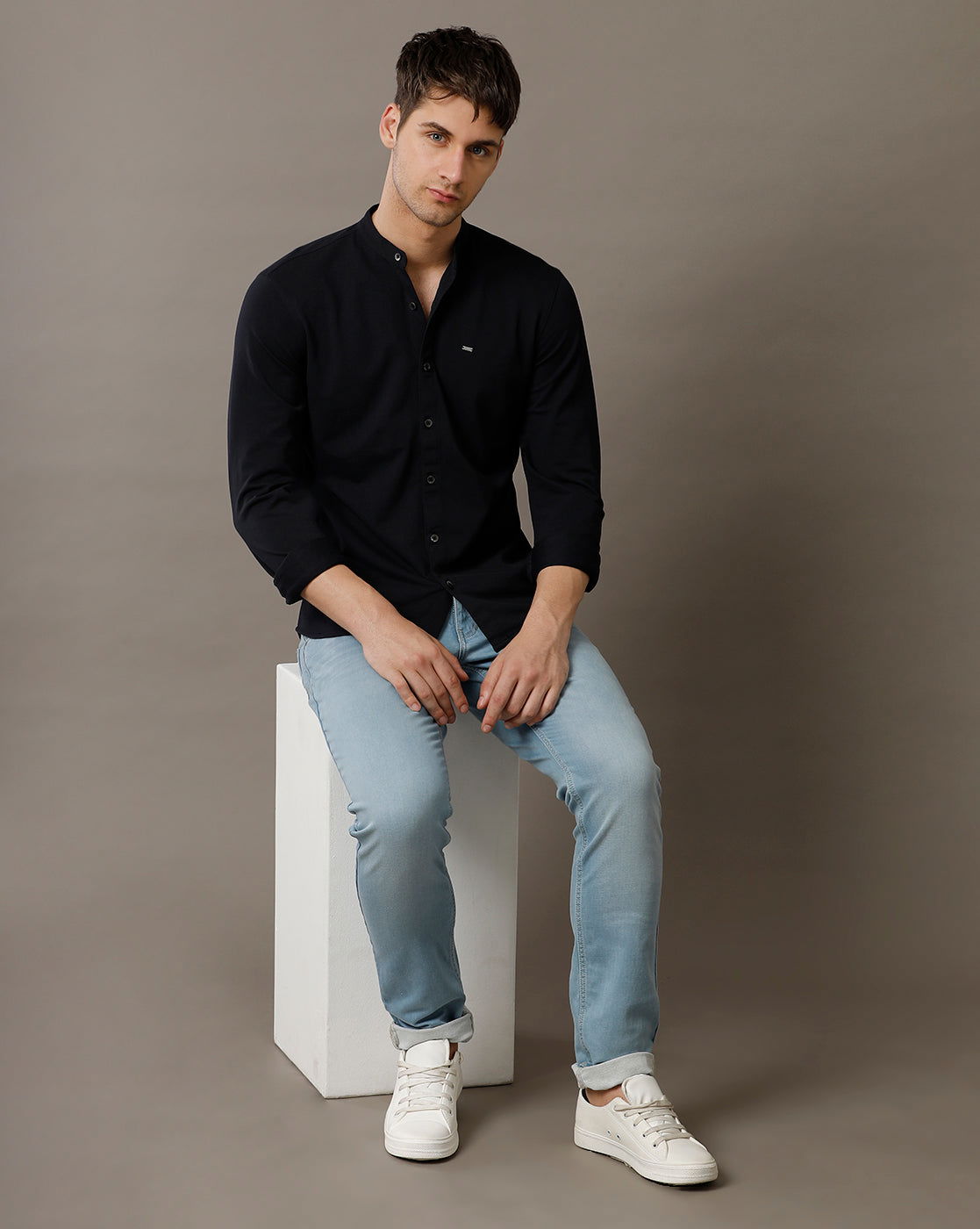 IDENTITI Men Slim Fit Mandarin Collar Solid Shirt In Navy.
