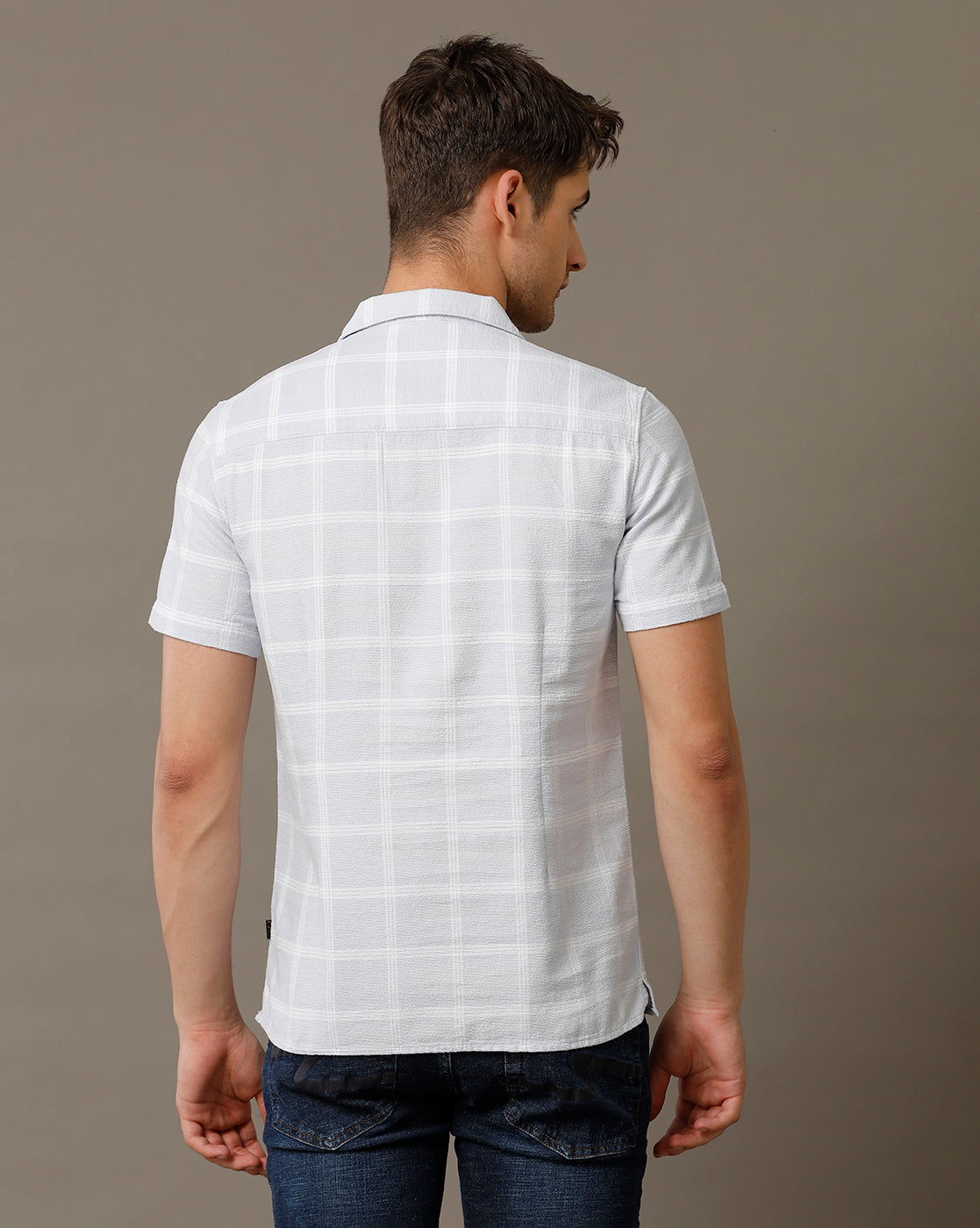 IDENTITI Men Slim Fit Regular Collar Checks Shirt In Blue.