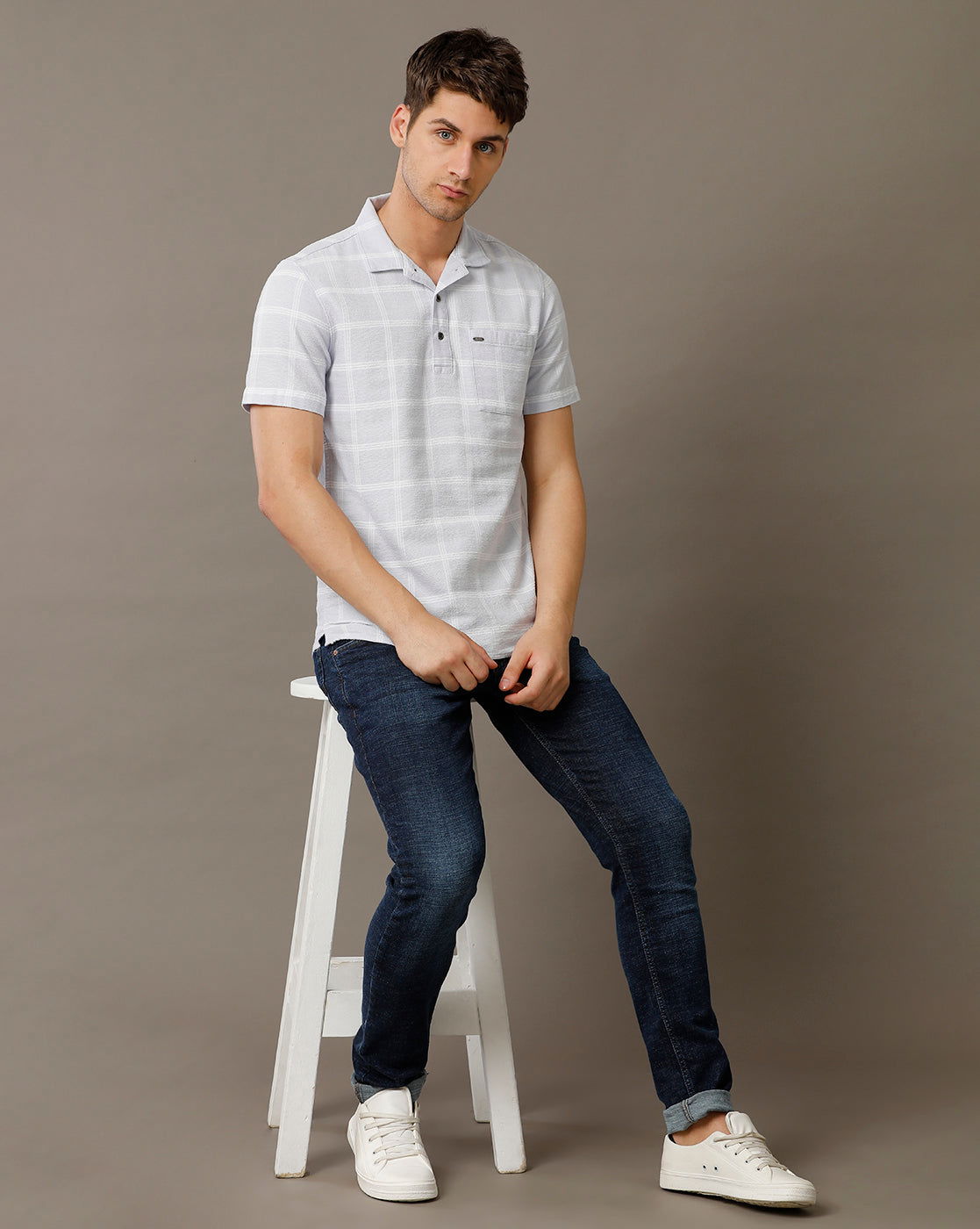 IDENTITI Men Slim Fit Regular Collar Checks Shirt In Blue.