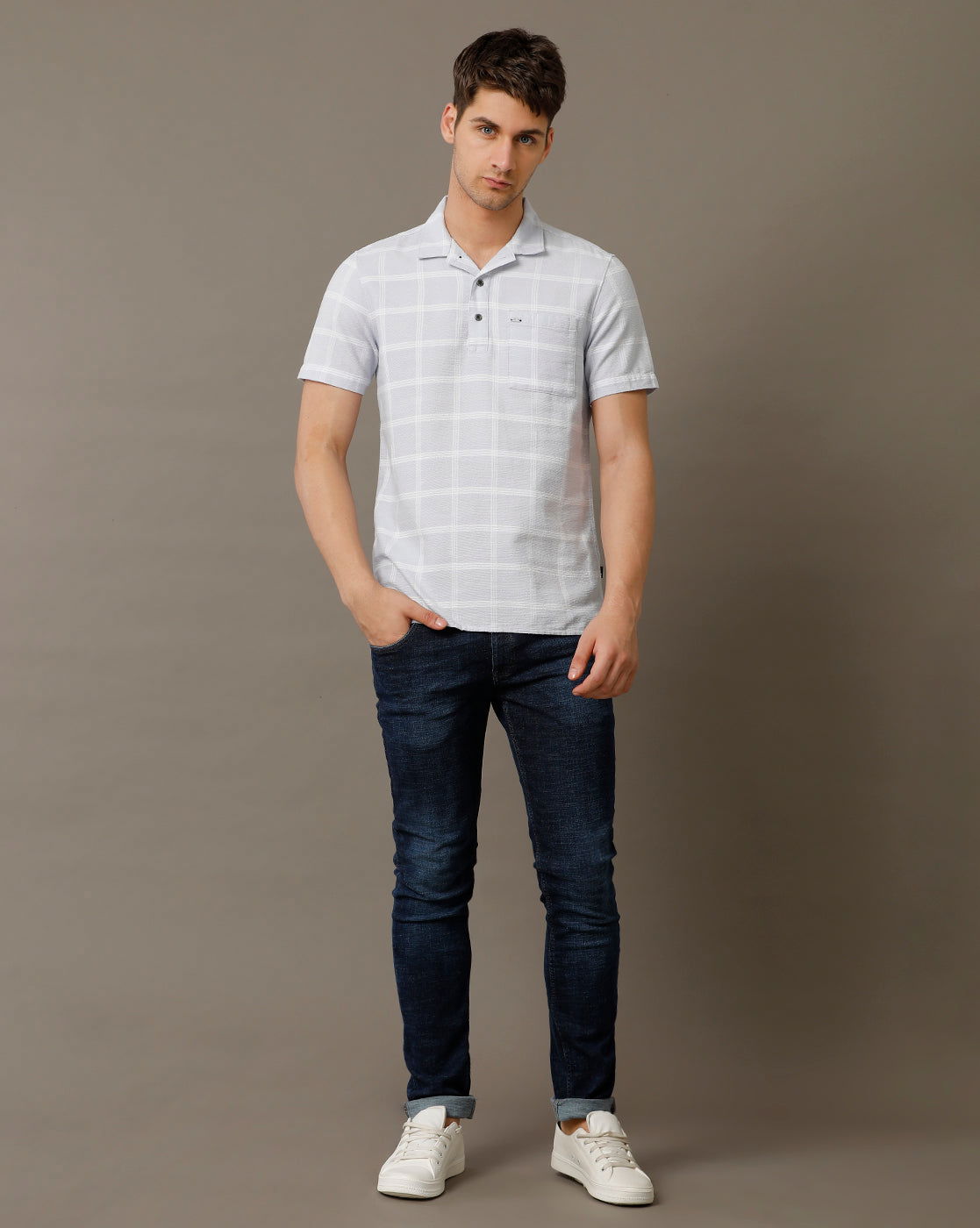 IDENTITI Men Slim Fit Regular Collar Checks Shirt In Blue.