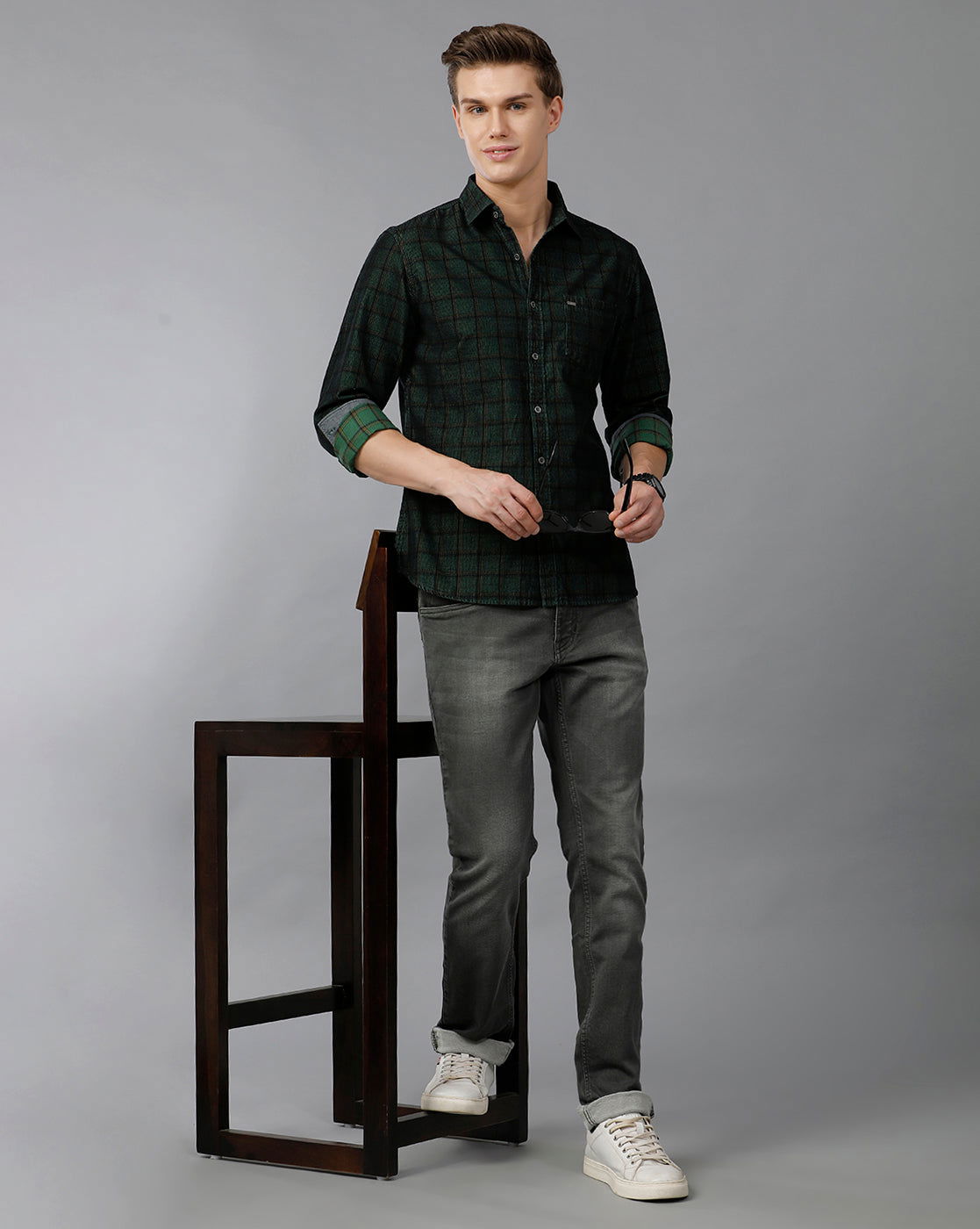 IDENTITI Men Slim Fit Regular Collar Checks Shirt In Dark Green