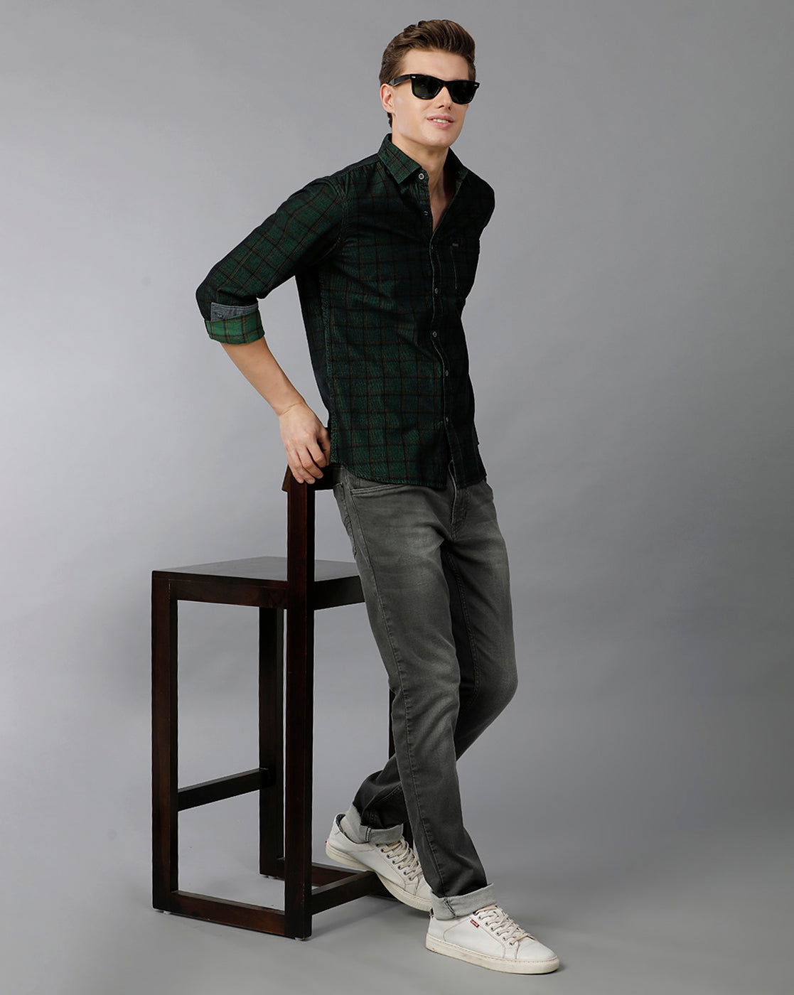 IDENTITI Men Slim Fit Regular Collar Checks Shirt In Dark Green