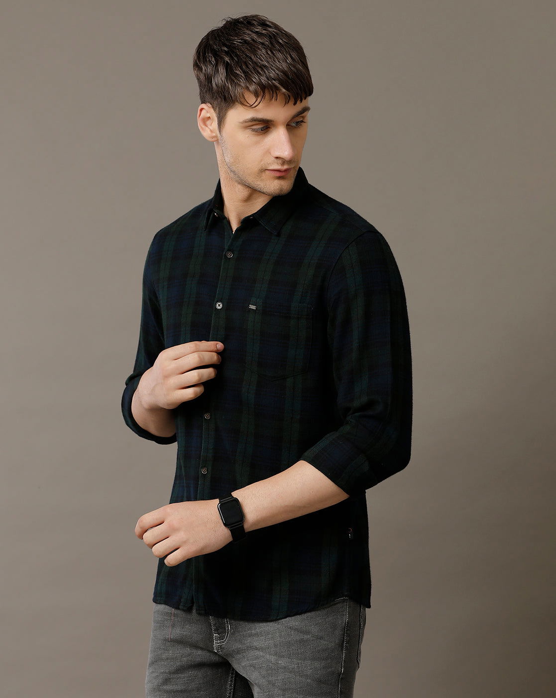 IDENTITI Men Slim Fit Regular Collar Checks Shirt In Green.