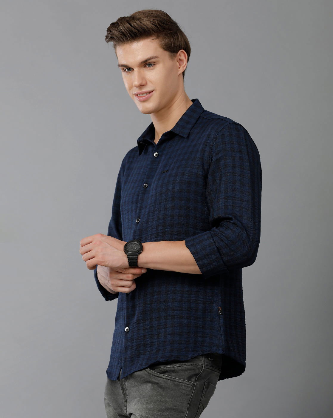 IDENTITI Men Slim Fit Regular Collar Checks Shirt In Navy