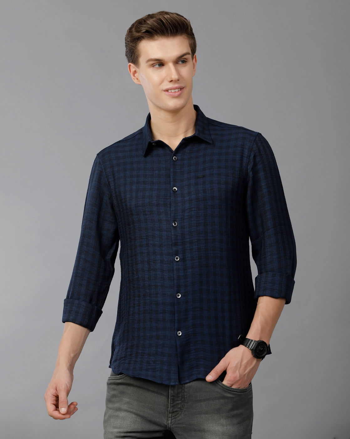 IDENTITI Men Slim Fit Regular Collar Checks Shirt In Navy