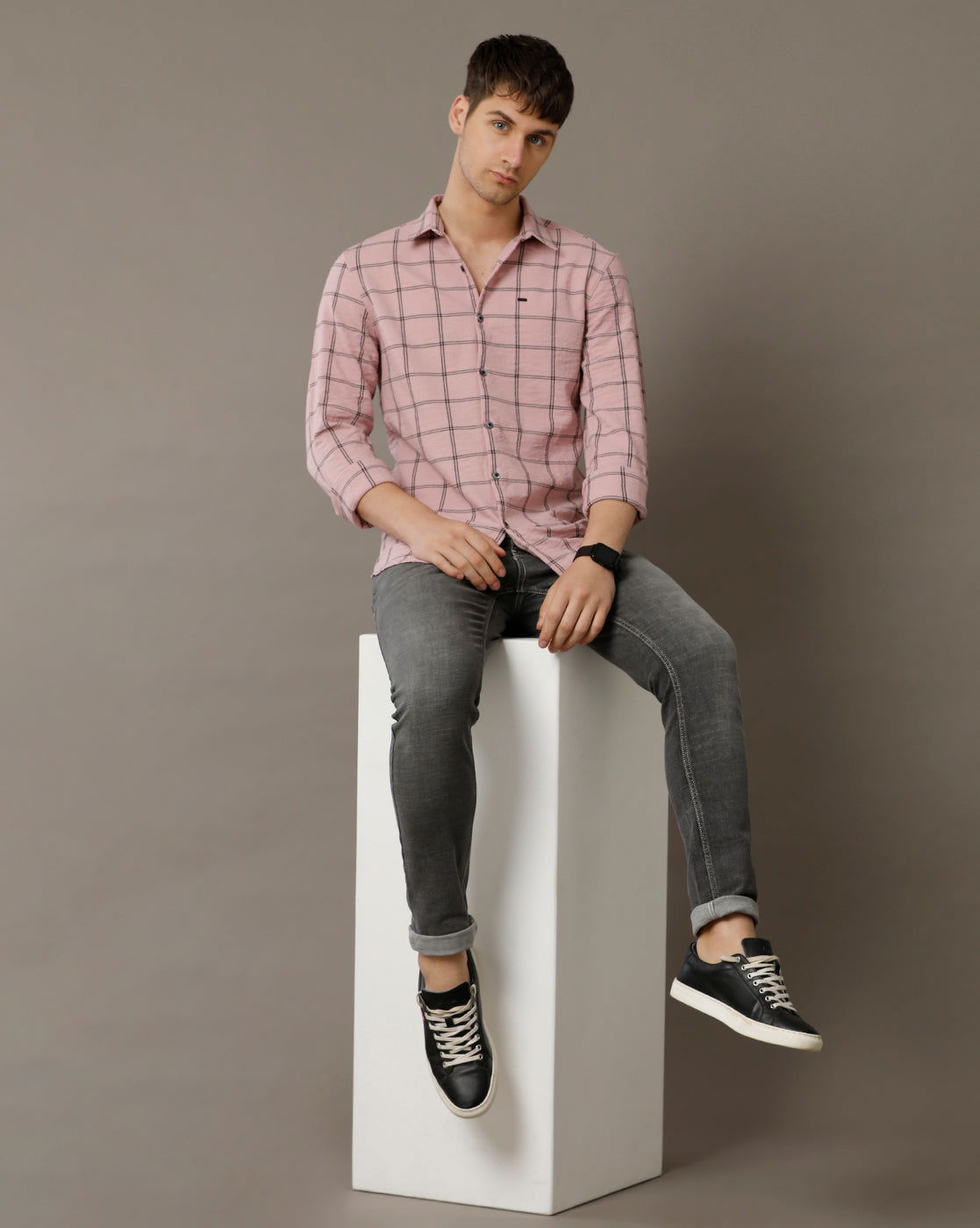 IDENTITI Men Slim Fit Regular Collar Checks Shirt In Pink.