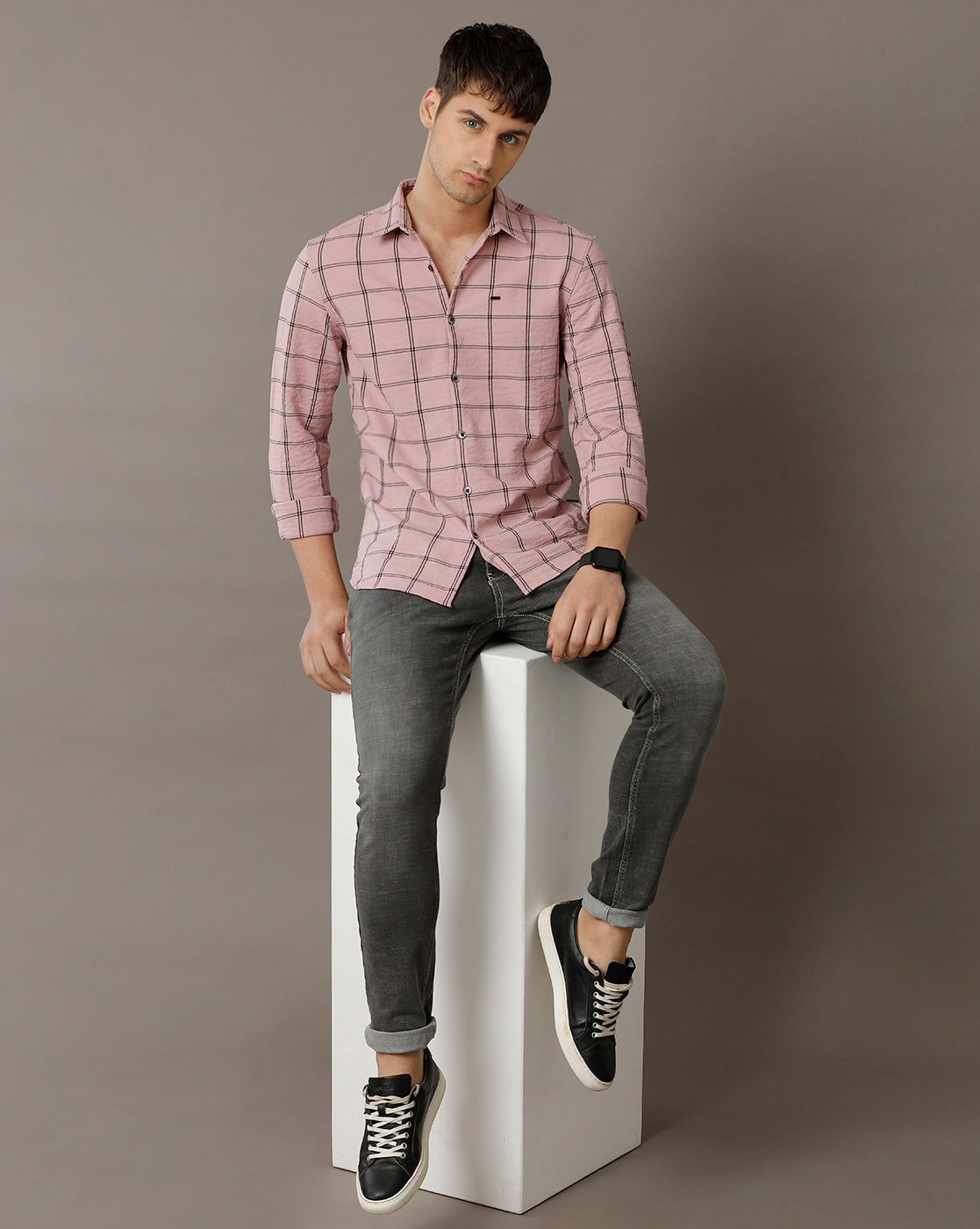 IDENTITI Men Slim Fit Regular Collar Checks Shirt In Pink.