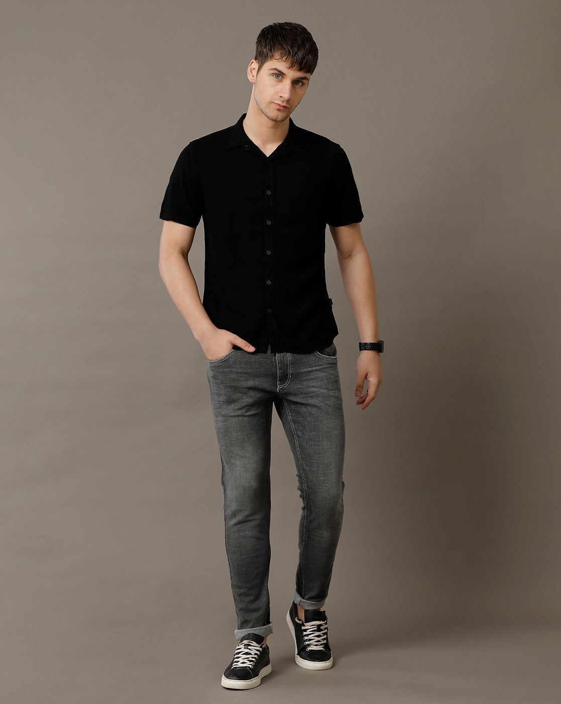 IDENTITI Men Slim Fit Regular Collar Solid Shirt In Black.