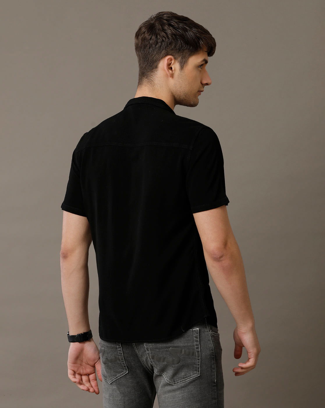 IDENTITI Men Slim Fit Regular Collar Solid Shirt In Black.