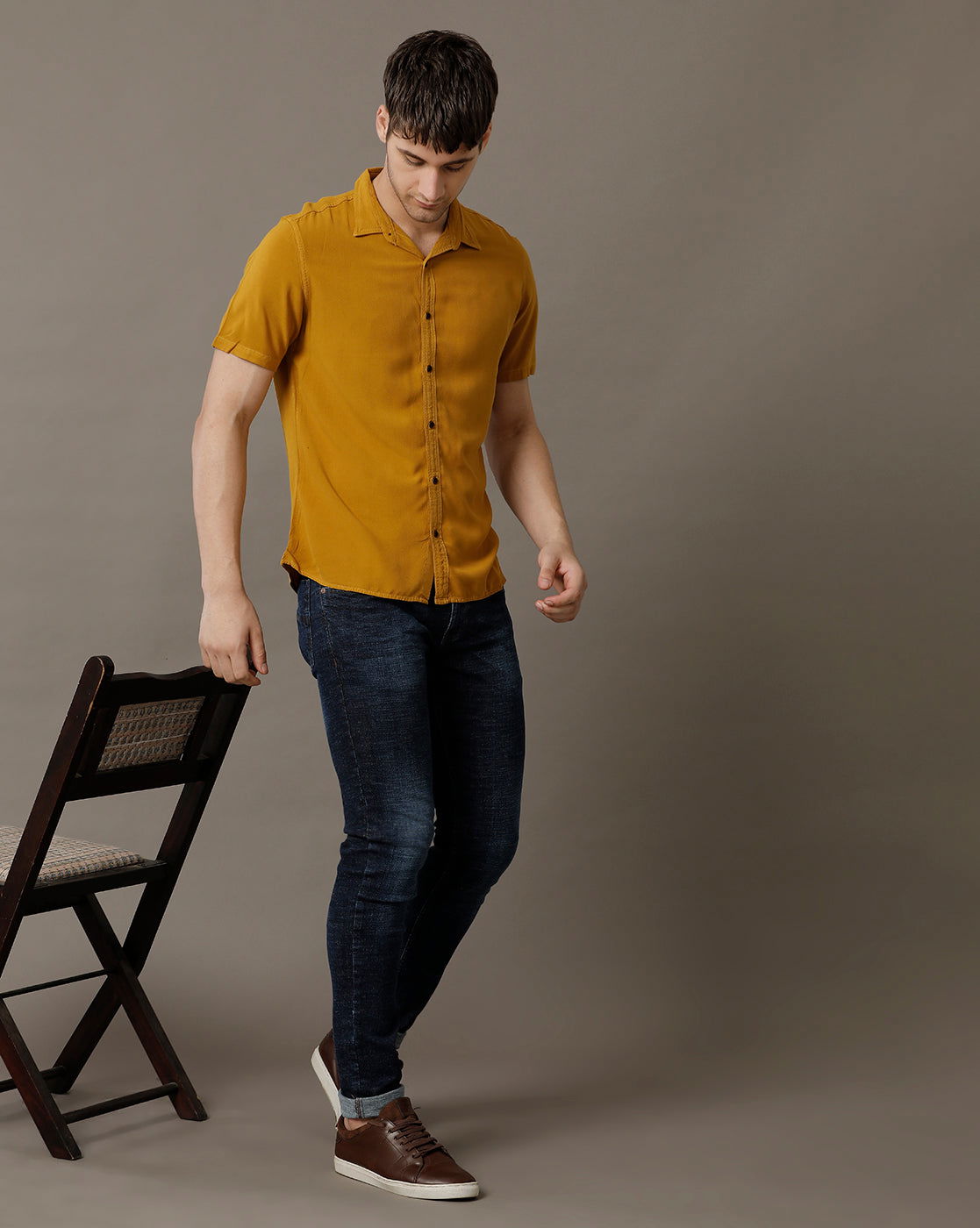 IDENTITI Men Slim Fit Regular Collar Solid Shirt In Mustard.