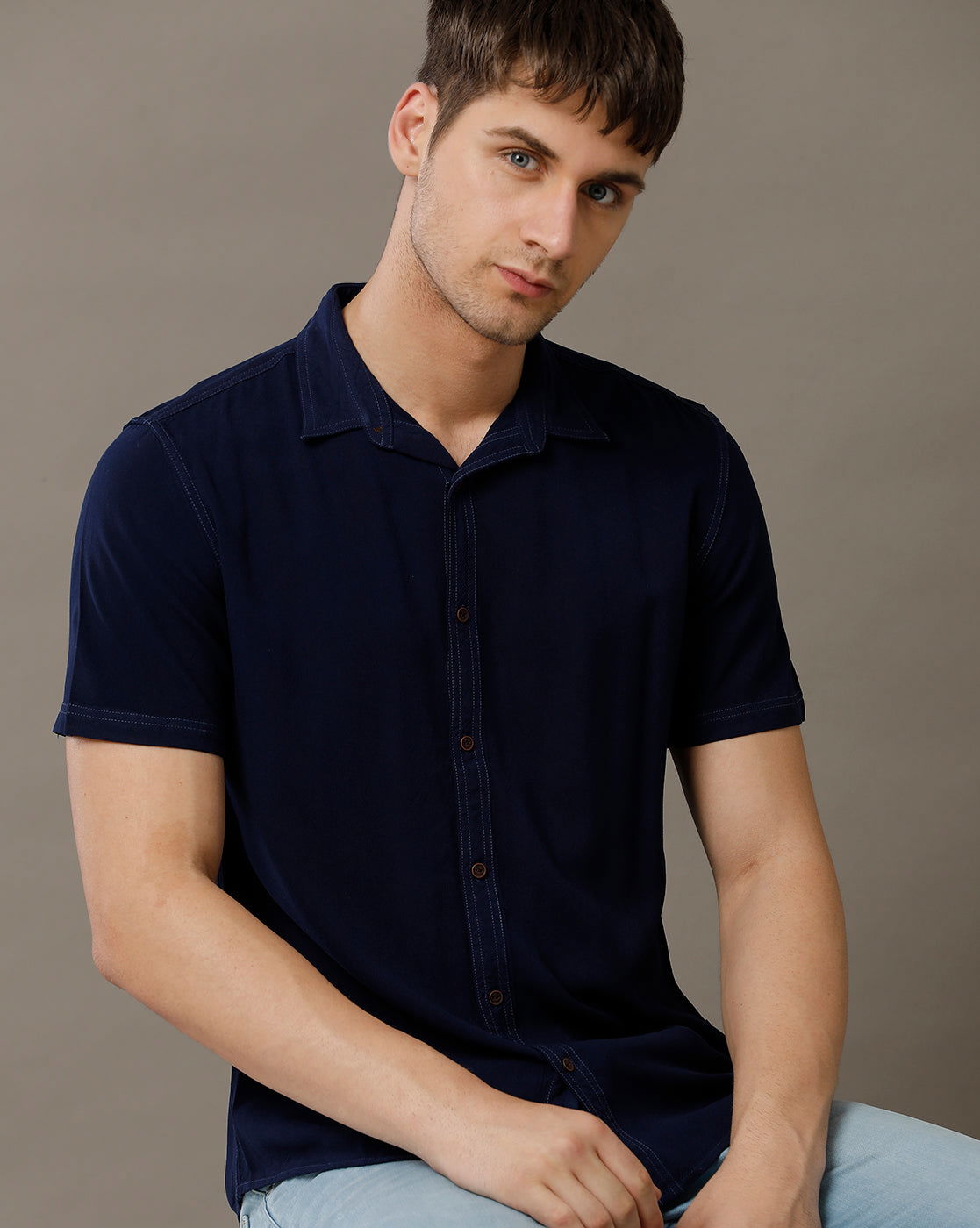 IDENTITI Men Slim Fit Regular Collar Solid Shirt In Navy.