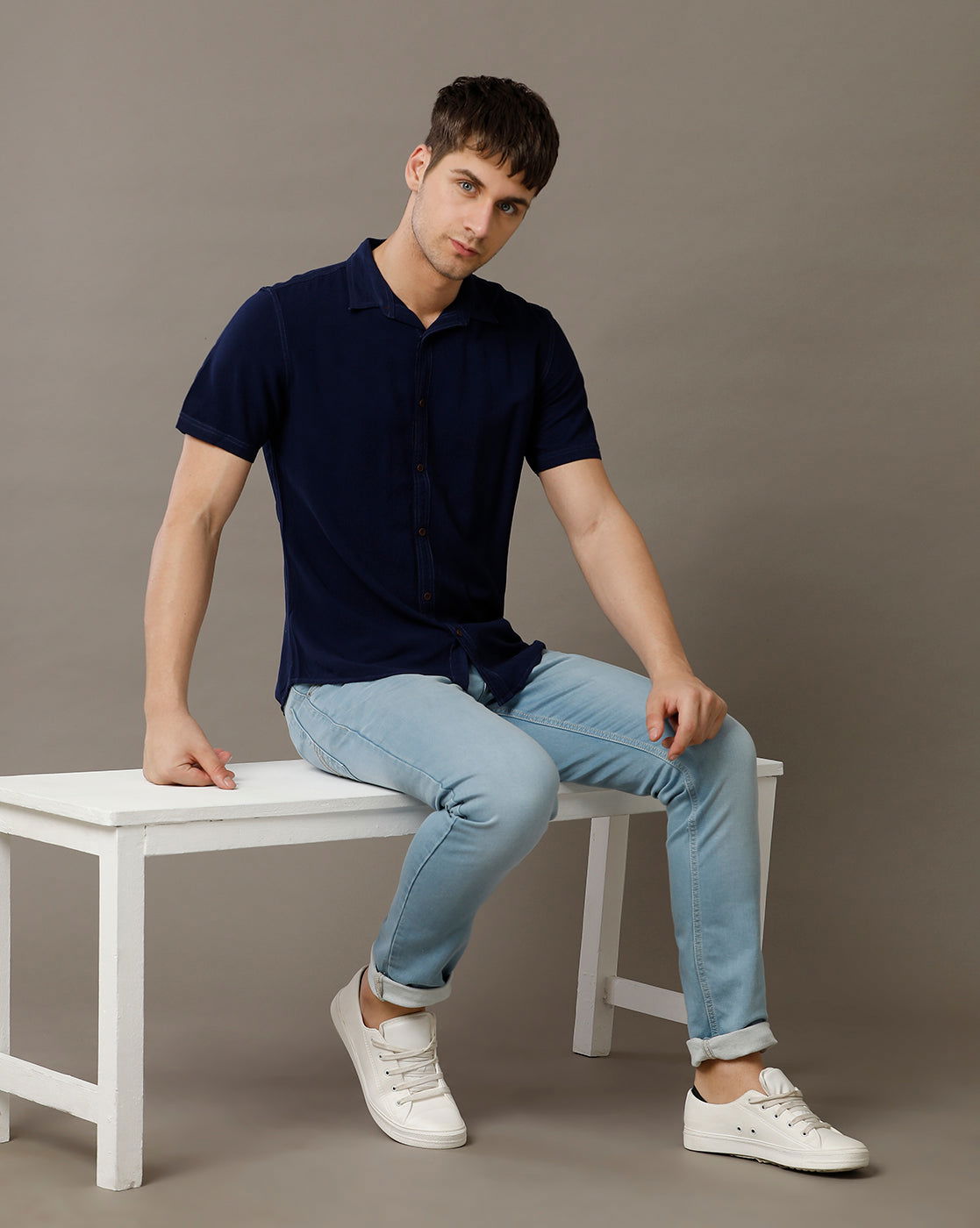 IDENTITI Men Slim Fit Regular Collar Solid Shirt In Navy.