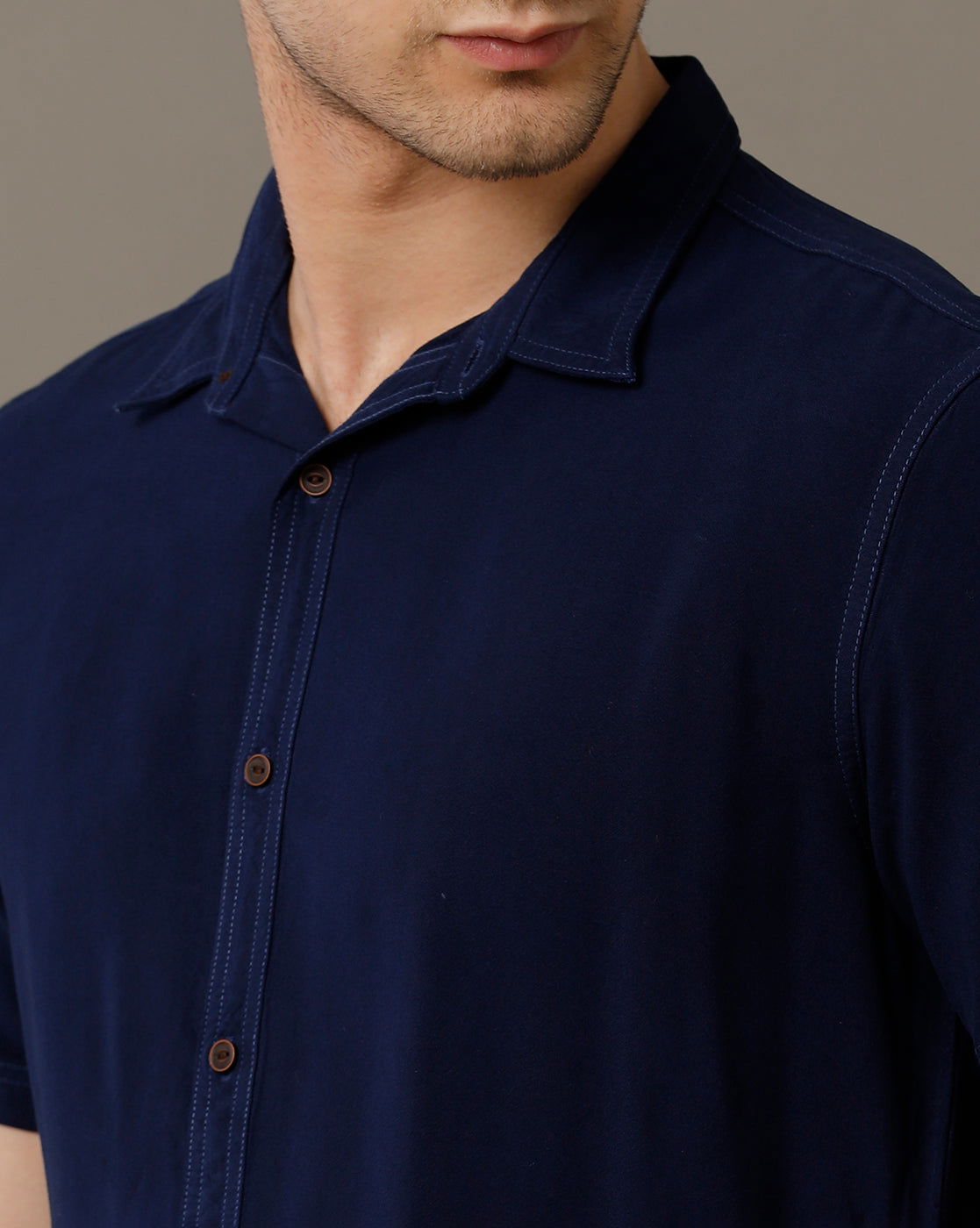 IDENTITI Men Slim Fit Regular Collar Solid Shirt In Navy.