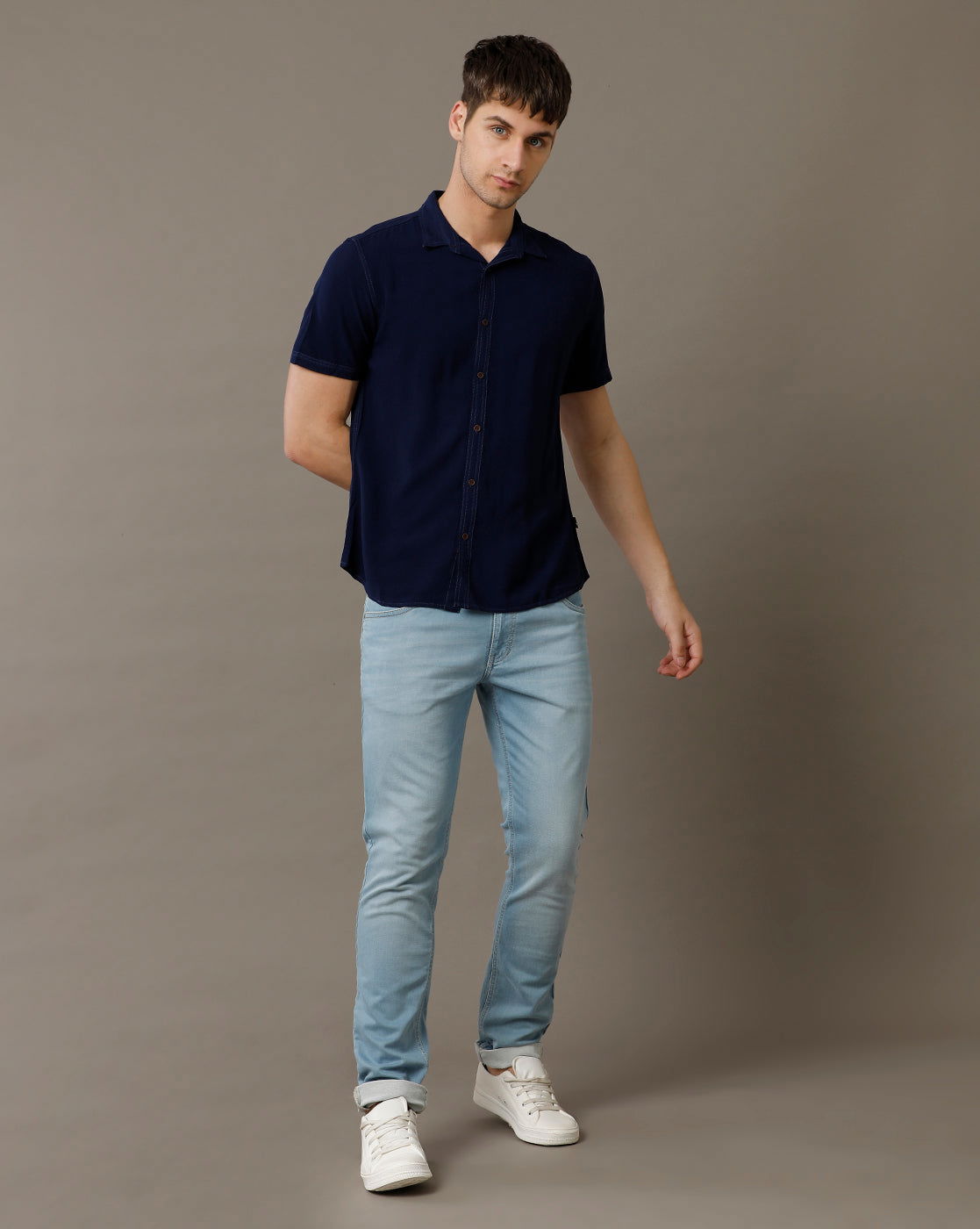 IDENTITI Men Slim Fit Regular Collar Solid Shirt In Navy.