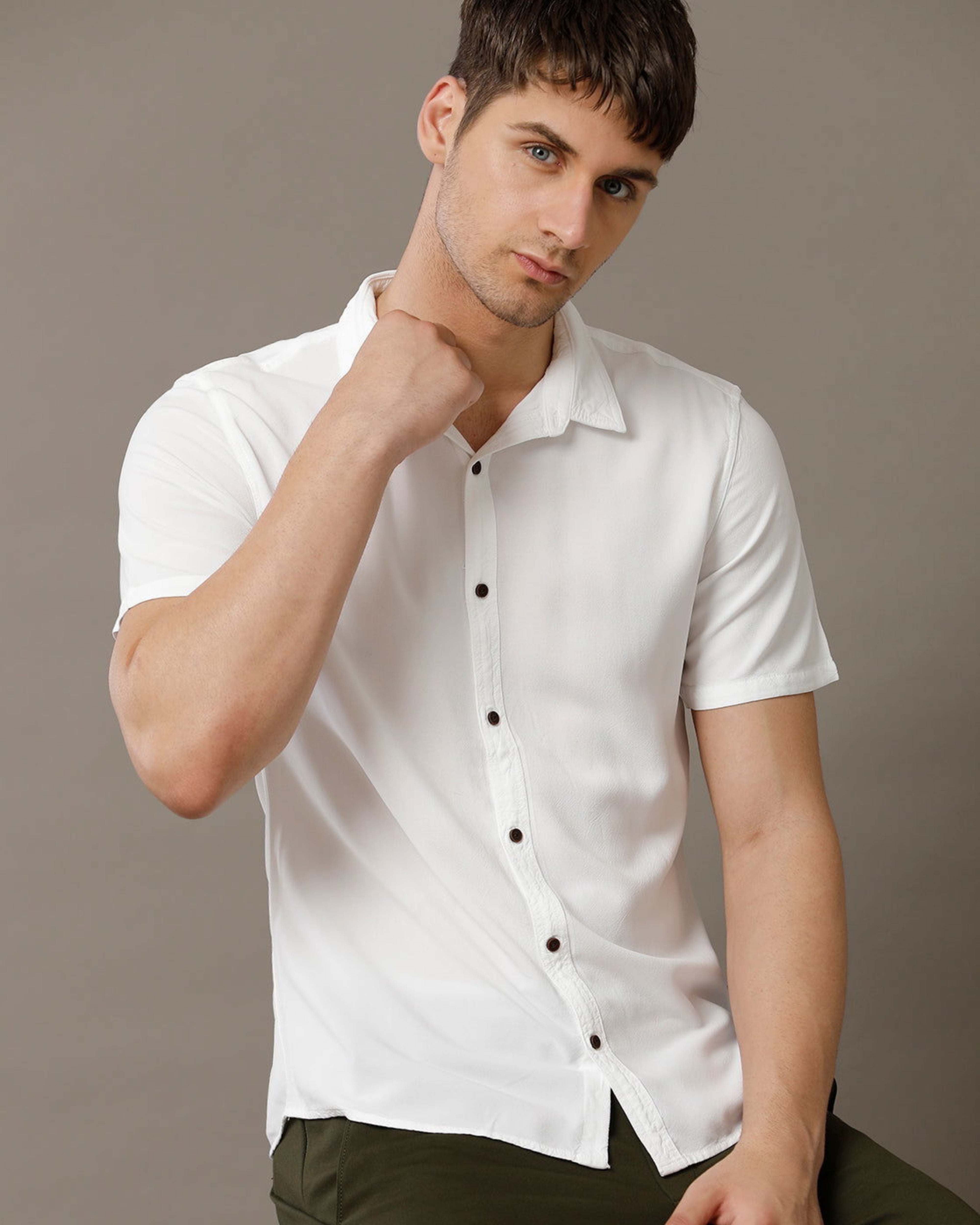 IDENTITI Men Slim Fit Regular Collar Solid Shirt In White.