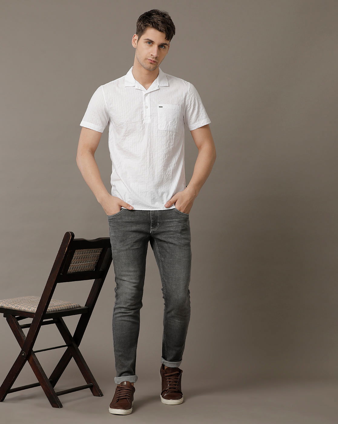 IDENTITI Men Slim Fit Regular Collar Solid Shirt In White.