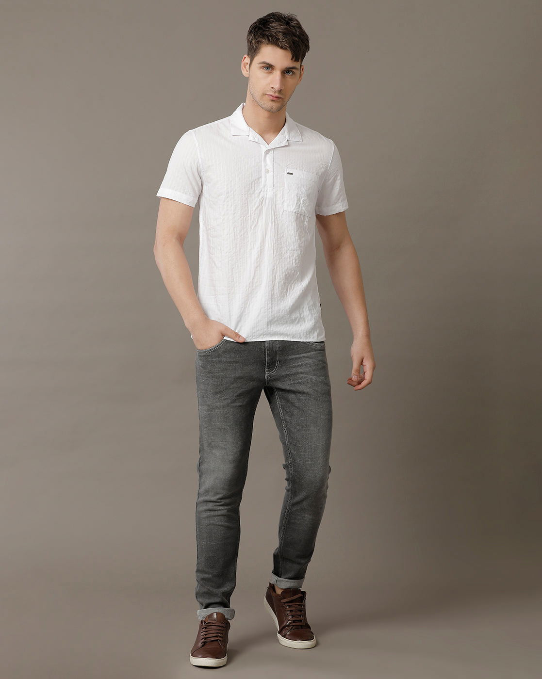 IDENTITI Men Slim Fit Regular Collar Solid Shirt In White.