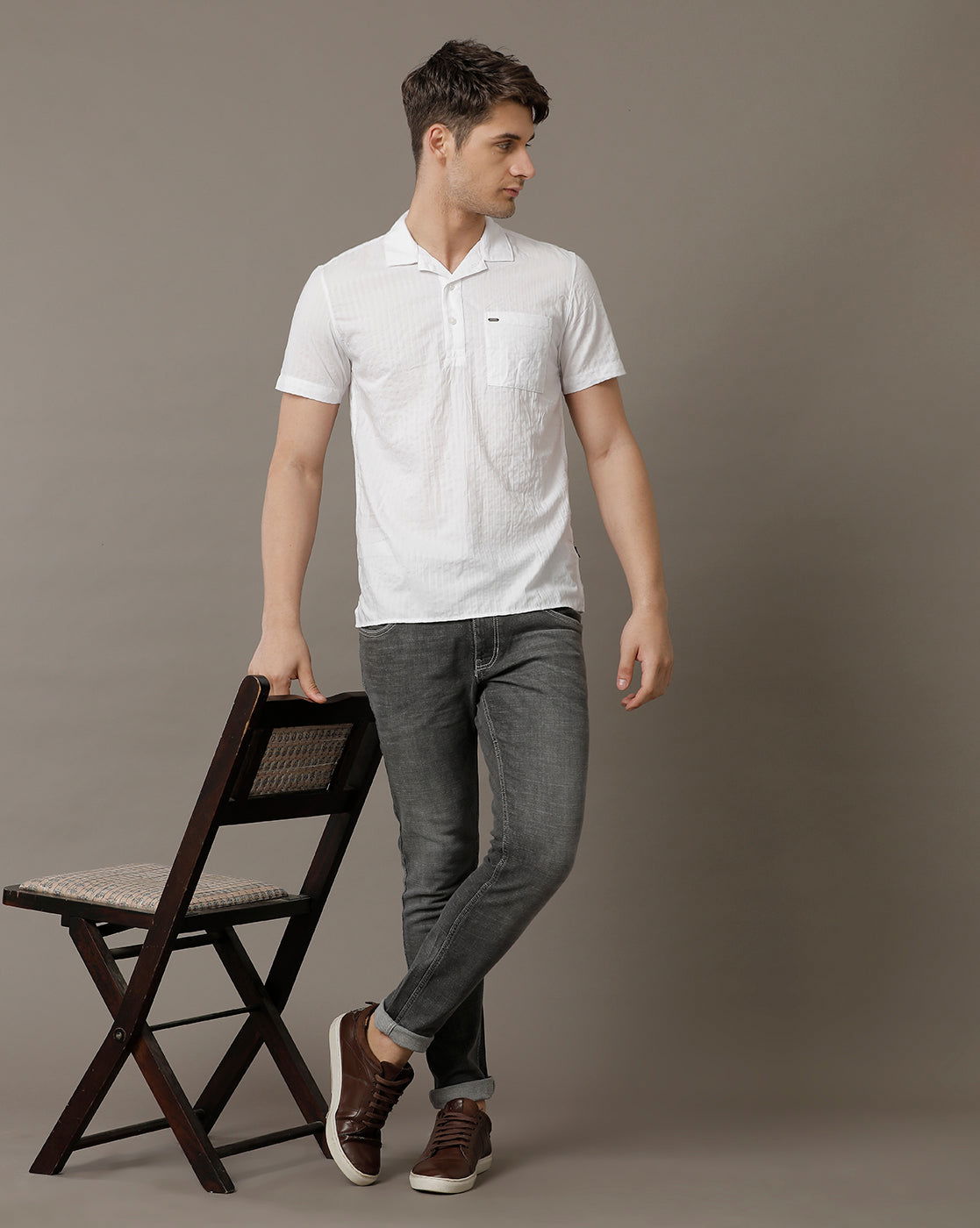 IDENTITI Men Slim Fit Regular Collar Solid Shirt In White.