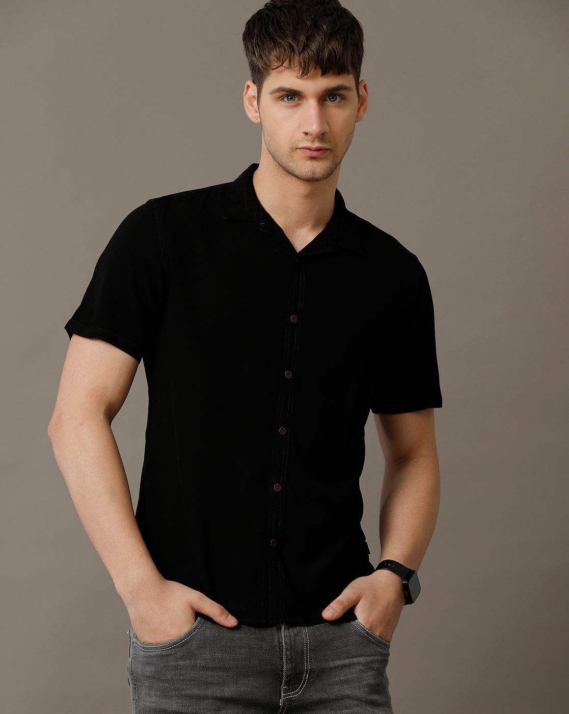 IDENTITI Men Slim Fit Regular Collar Solid Shirt In Black.